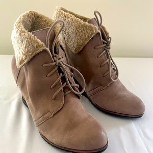 Wedge boots with lining